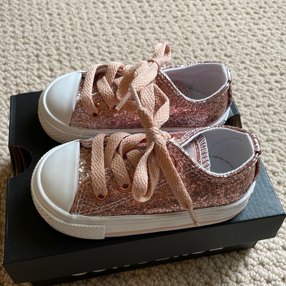 Pink sparkle converse